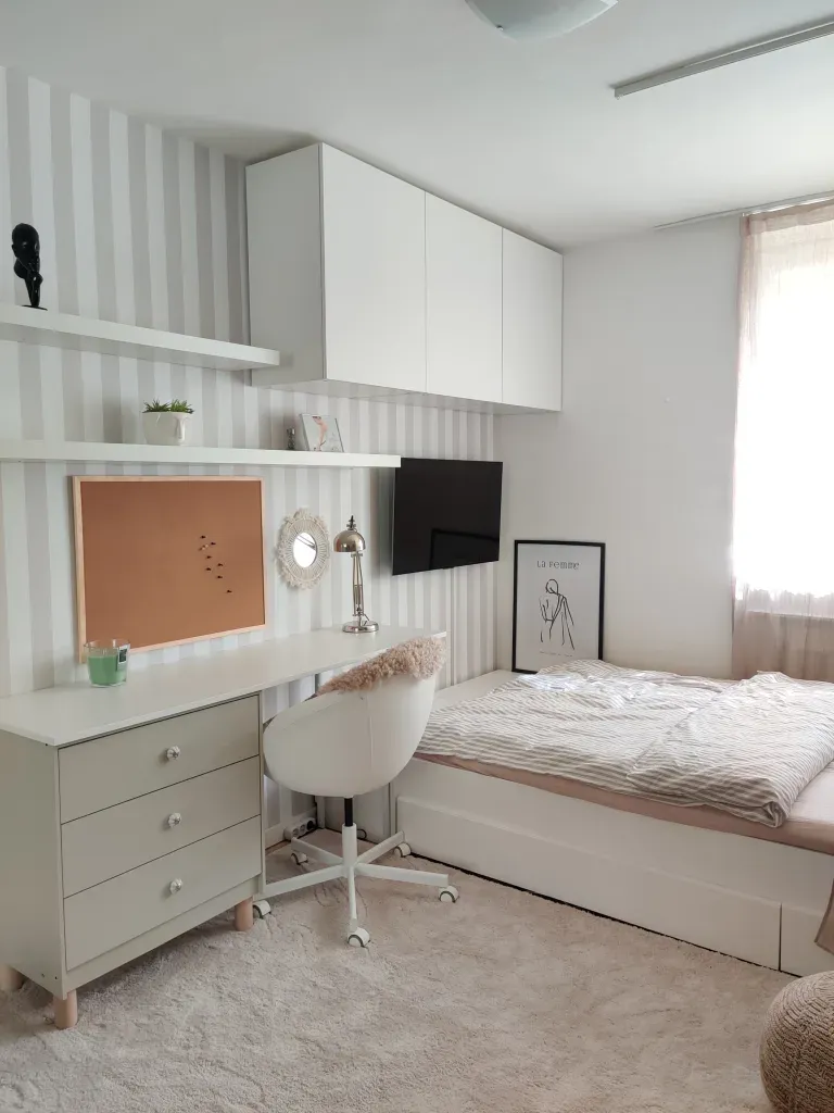 Pohled na pracovní koutek postel